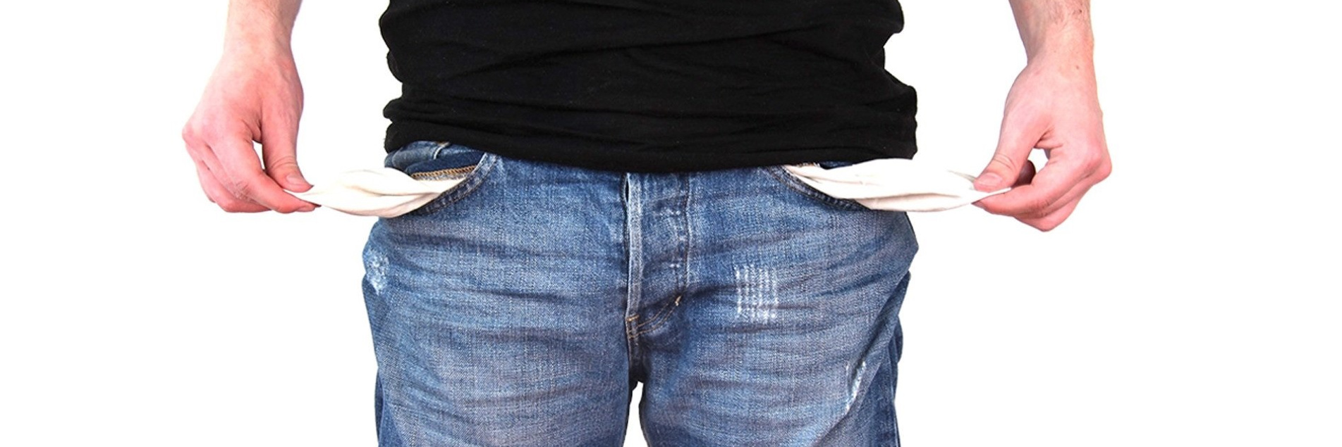 Bildausschnitt Mann mit Jeanstaschen nach außen gezogen