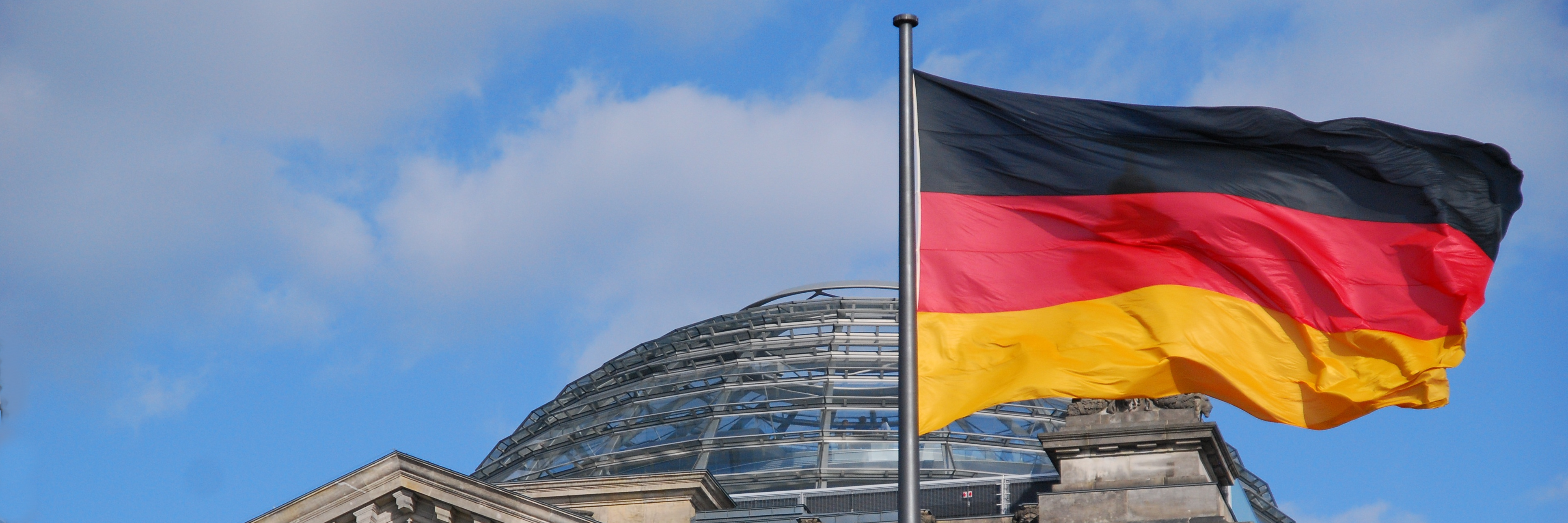 Deutschlandfahne vor Reichstag